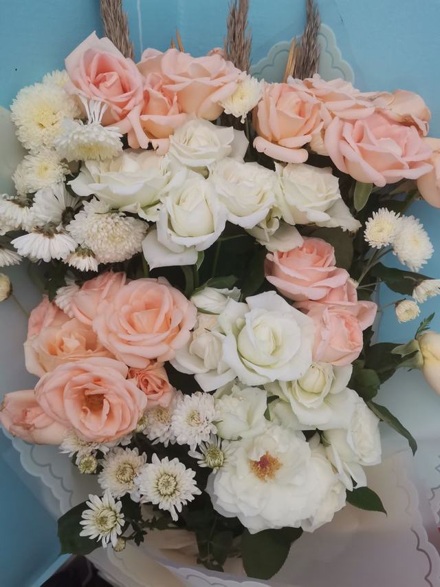 A bouquet of peach and white roses